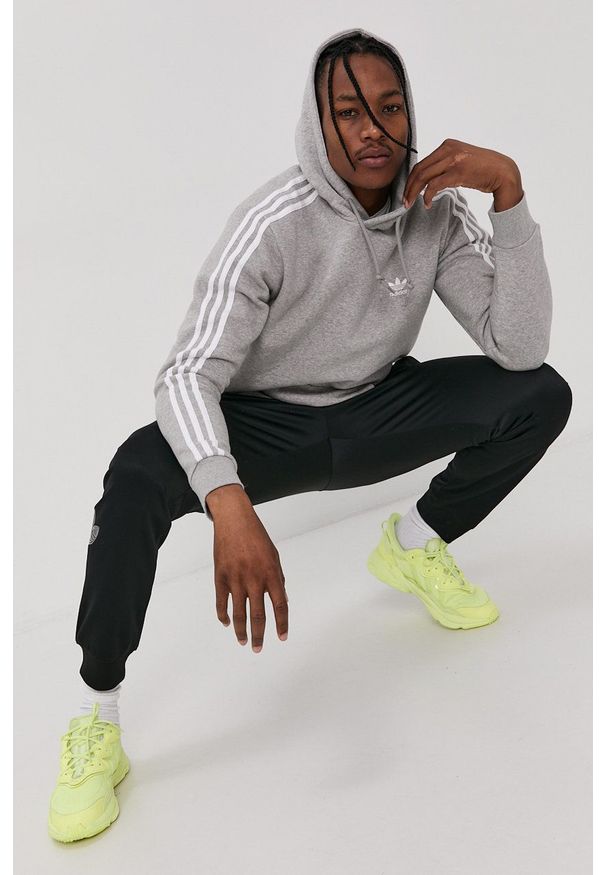 adidas Originals Bluza męska kolor szary z kapturem gładka. Okazja: na co dzień. Typ kołnierza: kaptur. Kolor: szary. Materiał: dzianina, poliester, bawełna. Wzór: gładki, aplikacja. Styl: casual