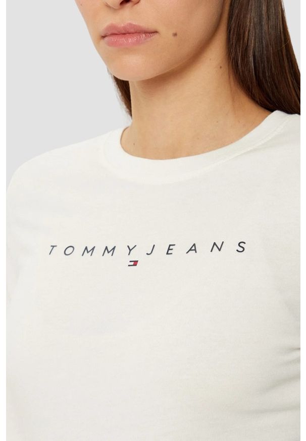 Tommy Jeans - TOMMY JEANS Biały damski longsleeve. Kolor: biały. Długość rękawa: długi rękaw