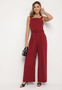 Born2be - Bordowy Taliowany Kombinezon z Ozdobnym Paskiem i Klamrą Doloriela. Kolor: czerwony. Styl: elegancki #3