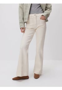 Reserved - Jeansy flare - kremowy. Kolor: kremowy #1