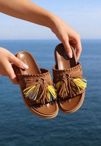 Born2be - Brązowe Płaskie Klapki Boho VICES z Imitacji Zamszu Zdobione Frędzlami Krili. Okazja: na co dzień, na spacer. Kolor: brązowy. Materiał: zamsz. Wzór: aplikacja. Sezon: lato. Obcas: na płaskiej podeszwie. Styl: boho #2