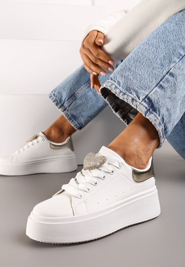 Born2be - Biało-Złote Sznurowane Sneakersy na Grubej Podeszwie z Metalową Ozdobą i Cyrkoniami Cavendra. Nosek buta: okrągły. Kolor: biały. Materiał: materiał. Wzór: aplikacja. Obcas: na obcasie. Wysokość obcasa: niski