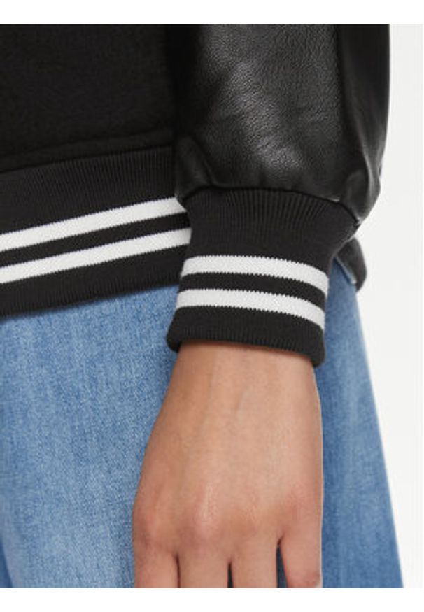 Vans Kurtka bomber Varsity Club Bomber VN000GJR Czarny Regular Fit. Kolor: czarny. Materiał: wełna, syntetyk