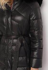 Born2be - Czarna Pikowana Kurtka o Długim Kroju z Odpinanym Kapturem z Futerkiem i Paskiem oleti. Okazja: na co dzień, na spacer. Kolor: czarny. Materiał: futro. Długość: długie. Sezon: zima. Styl: klasyczny, casual, elegancki #6