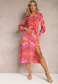 Renee - Różowa Sukienka Midi z Ikatowym Wzorem z Kopertowym Dekoltem i Paskiem Erdda. Kolor: różowy. Wzór: nadruk. Typ sukienki: kopertowe. Styl: elegancki. Długość: midi #5