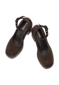 Brązowe Półbuty Karino Welurowe Obuwie Damskie. Okazja: na co dzień. Zapięcie: klamry. Kolor: brązowy. Materiał: welur. Obcas: na obcasie. Styl: casual, retro, vintage, elegancki. Wysokość obcasa: wysoki