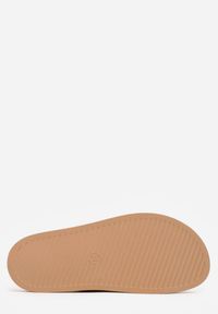 Renee - Ciemnobeżowe Klapki z Metalicznymi Klamrami Eudare. Kolor: beżowy. Sezon: lato. Styl: elegancki #9