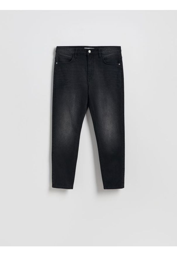 Reserved - Jeansy carrot slim z efektem sprania - czarny. Kolor: czarny