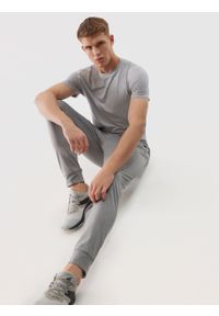 4f - 4F Spodnie treningowe szybkoschnące męskie - chłodny jasny szary L. Kolor: szary. Materiał: dzianina, elastan, włókno, syntetyk, materiał. Wzór: jednolity, ze splotem. Sport: fitness #1