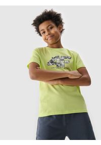 4F JUNIOR - T-shirt z nadrukiem chłopięcy - zielony. Okazja: na co dzień. Kolor: zielony. Materiał: bawełna, dzianina, jersey. Długość rękawa: krótki rękaw. Długość: krótkie. Wzór: nadruk. Sezon: lato. Styl: street, casual, klasyczny, sportowy #1
