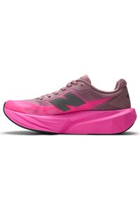 Buty damskie New Balance FuelCell Rebel v5 WFCX70N – różowe. Kolor: różowy. Materiał: syntetyk, materiał, guma. Szerokość cholewki: normalna. Wzór: geometria. Sport: bieganie, fitness #6