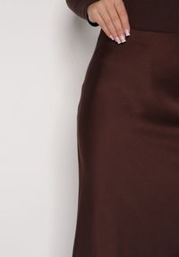 Born2be - Brązowa Satynowa Spódnica z Koronkowym Zdobieniem Silfera. Okazja: na co dzień, na spotkanie biznesowe. Kolor: brązowy. Materiał: satyna, koronka. Wzór: aplikacja. Styl: biznesowy, klasyczny, casual #5