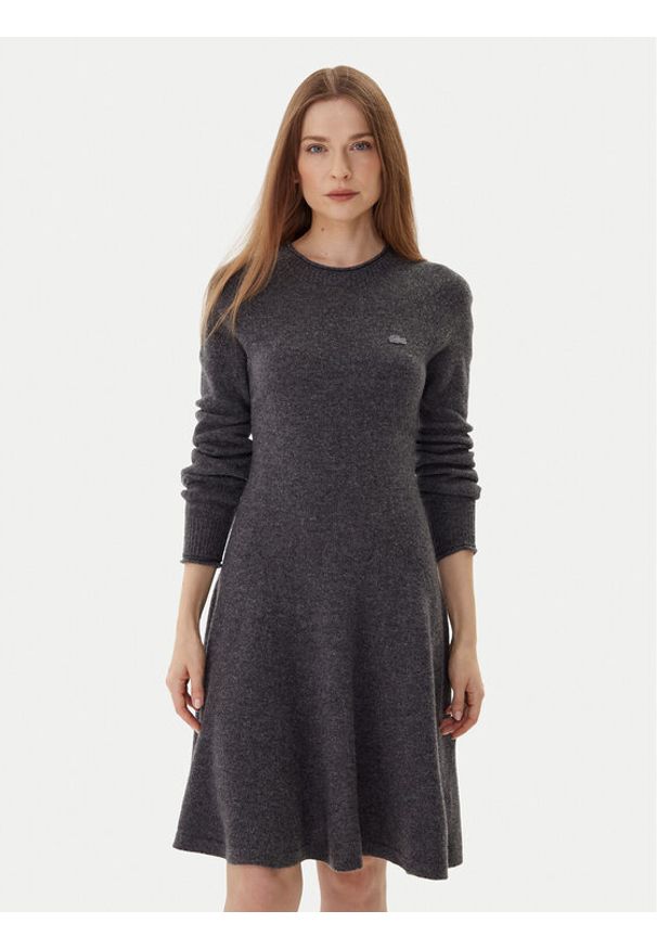 Lacoste Sukienka dzianinowa EF4161 Szary Regular Fit. Kolor: szary. Materiał: wełna