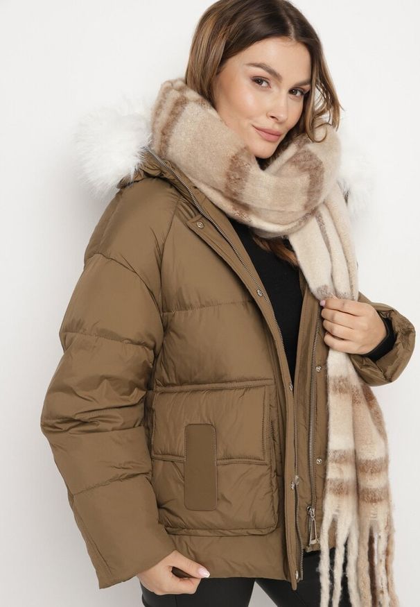 Born2be - Brązowa Kurtka Pikowana z Odpinanym Futerkiem Nomizia. Okazja: na co dzień, na spacer. Kolor: brązowy. Materiał: futro. Sezon: zima. Styl: elegancki, casual