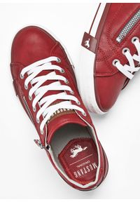 bonprix - Sneakersy marki Mustang z zamkiem. Zapięcie: zamek. Kolor: czerwony. Wzór: aplikacja #2