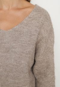 Born2be - Brązowy Sweter z Dodatkiem Wełny i Trójkątnym Dekoltem Esmina. Okazja: na co dzień. Kolor: brązowy. Materiał: wełna. Styl: elegancki, casual, klasyczny #6