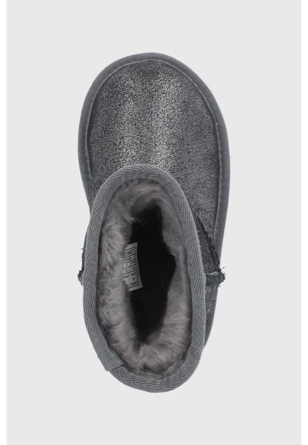 Ugg - UGG Śniegowce zamszowe dziecięce Classic II. Nosek buta: okrągły. Kolor: szary. Materiał: zamsz. Szerokość cholewki: normalna