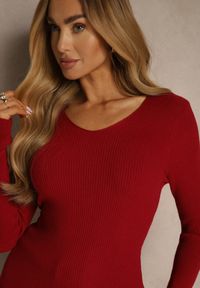 Renee - Bordowy Sweter o Klasycznym Fasonie w Drobne Prążki Vorida. Typ kołnierza: dekolt w łódkę. Kolor: czerwony. Materiał: tkanina, jeans. Wzór: prążki. Styl: klasyczny #4