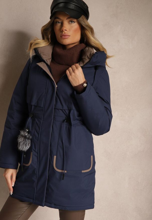 Renee - Granatowa Kurtka Parka ze Ściągaczami w Talii i Kapturem Zdobiona Zawieszką Zeriena. Okazja: na co dzień. Kolor: niebieski. Materiał: jeans. Długość rękawa: długi rękaw. Długość: długie. Wzór: aplikacja. Styl: elegancki, casual