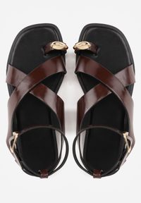 Born2be - Ciemnobrązowe Sandały Typu Japonki z Metaliczną Ozdobą Meledra. Okazja: na co dzień. Zapięcie: pasek. Kolor: brązowy. Materiał: jeans. Wzór: aplikacja. Sezon: lato. Styl: casual, klasyczny, elegancki #2