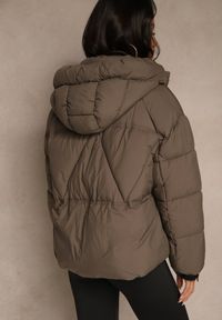 Renee - Ciemnobeżowa Kurtka Puffer z Pikowaniem Kapturem i Kieszonką przy Rękawie Galeida. Okazja: na co dzień, na spacer. Kolor: beżowy. Materiał: jeans. Długość: krótkie. Styl: casual #3