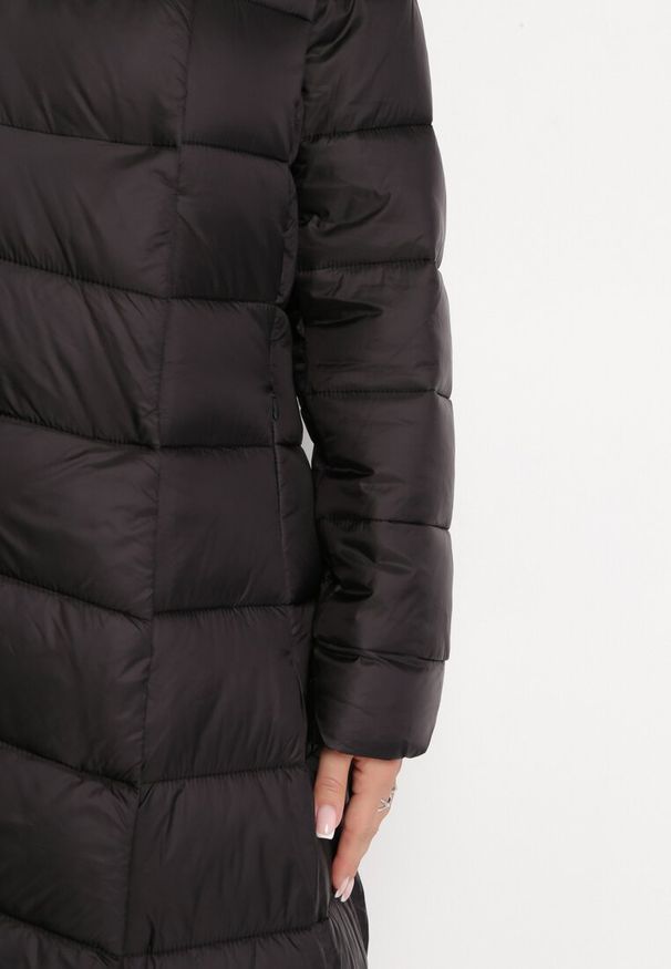 Born2be - Czarna Długa Pikowana Kurtka Płaszcz z Kapturem i Ozdobnymi Suwakami Vlemika. Typ kołnierza: kaptur. Kolor: czarny. Długość: długie