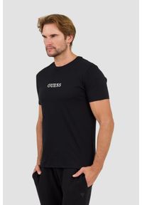 Guess - GUESS Czarny t-shirt z haftowanym logo. Kolor: czarny. Wzór: haft