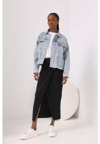 Answear Lab kurtka jeansowa damska przejściowa oversize. Kolor: niebieski. Materiał: jeans. Długość: długie. Styl: wakacyjny #3