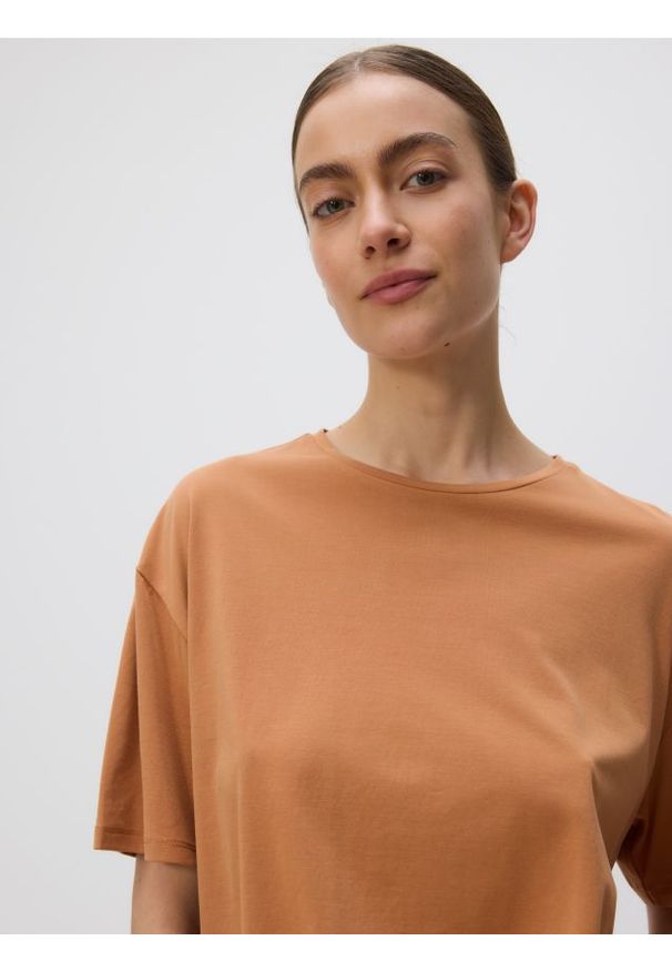 Reserved - Krótki t-shirt z modalem - musztardowy. Kolor: żółty. Materiał: dzianina. Długość: krótkie