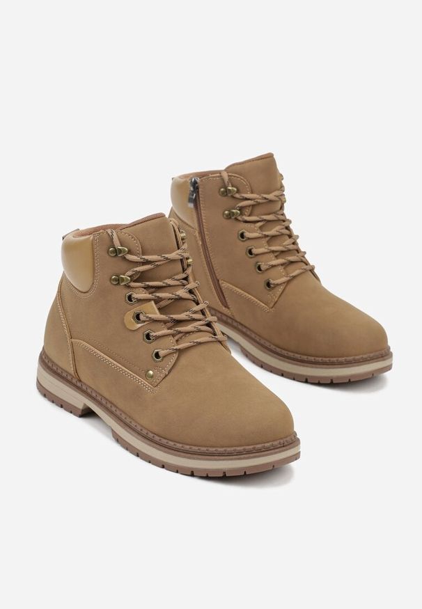 Born2be - Ciemnobeżowe Trapery Trzewiki Ozdobione Przeszyciami Zobelle. Okazja: na co dzień. Kolor: beżowy. Materiał: jeans. Wzór: aplikacja. Styl: casual, elegancki, klasyczny