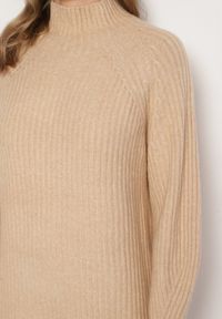 Born2be - Beżowa Sweterkowa Sukienka z Półgolfem i Wełną o Pudełkowym Kroju Norienne. Okazja: na co dzień. Kolor: beżowy. Materiał: wełna. Długość rękawa: długi rękaw. Styl: casual, elegancki #5