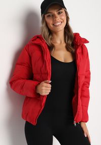 Born2be - Czerwona Pikowana Kurtka z Kapturem Mivuna. Okazja: na co dzień. Typ kołnierza: kaptur. Kolor: czerwony. Materiał: jeans. Długość: krótkie. Styl: casual #7