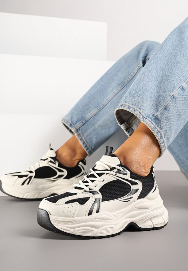Renee - Beżowo-Czarne Sneakersy Vices na Platformie Ozdobione Tłoczeniem Natiselle. Okazja: na co dzień. Kolor: beżowy. Materiał: jeans. Wzór: aplikacja. Obcas: na platformie