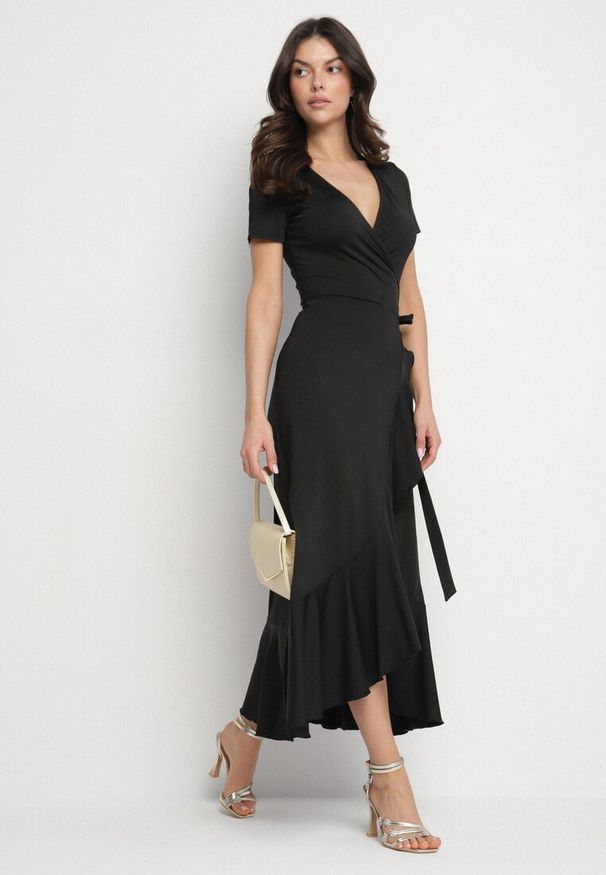 Born2be - Czarna Sukienka z Paskiem Kopertowa Ozdobiona Falbanami Wleffia. Okazja: na spacer. Typ kołnierza: dekolt w kształcie V. Kolor: czarny. Długość rękawa: krótki rękaw. Wzór: aplikacja. Sezon: wiosna, lato. Typ sukienki: kopertowe. Styl: elegancki