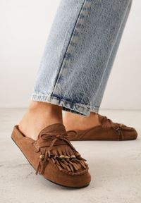 Renee - Brązowe Klapki VICES Mule Ozdobione Frędzlami Koralikami i Kokardą Eathelena. Okazja: na plażę. Kolor: brązowy. Wzór: aplikacja. Sezon: lato #1