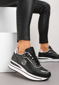 Renee - Czarne Sneakersy z Okrągłą Naszywką i Platformą Viliera. Nosek buta: okrągły. Kolor: czarny. Materiał: jeans. Szerokość cholewki: normalna. Wzór: aplikacja. Obcas: na platformie
