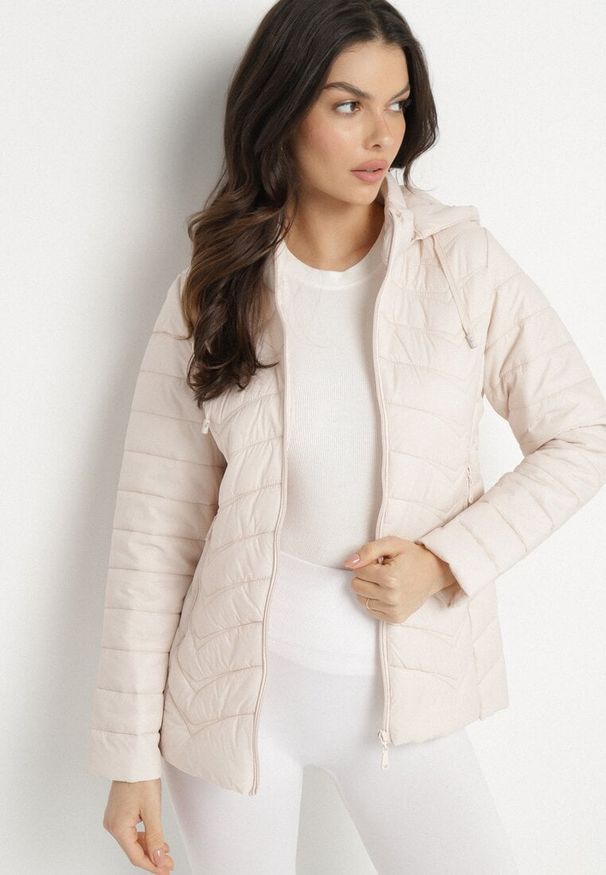 Born2be - Jasnobeżowa Pikowana Kurtka z Kapturem z Możliwością Odpięcia Natisme. Okazja: na co dzień. Typ kołnierza: kaptur. Kolor: beżowy. Materiał: jeans. Styl: casual, elegancki