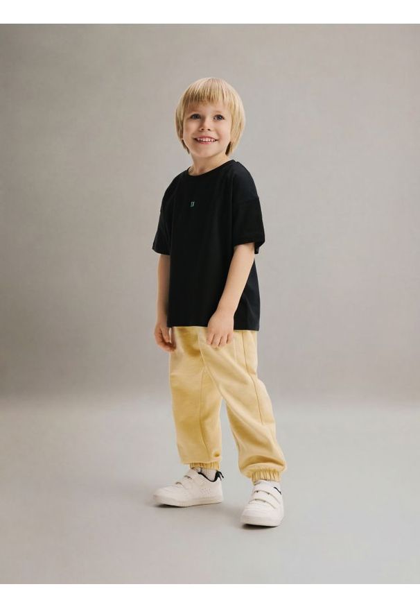 Reserved - Bawełniane spodnie jogger - żółty. Kolor: żółty. Materiał: bawełna