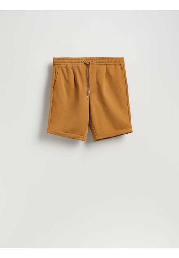 Reserved - Szorty regular fit - bursztynowy. Kolor: pomarańczowy. Materiał: dzianina, włókno