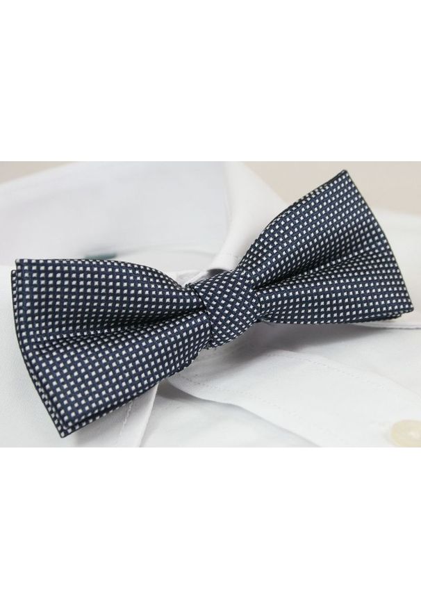 Elegancka Mucha Męska - Alties - Granatowa w Białe Kwadraciki. Kolor: niebieski. Wzór: geometria. Styl: elegancki