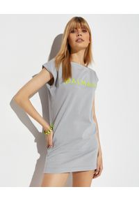 Balmain - BALMAIN - Bawełniana sukienka z neonowym logo. Okazja: na co dzień. Kolor: szary. Materiał: bawełna. Wzór: nadruk, aplikacja. Typ sukienki: proste. Styl: casual. Długość: mini