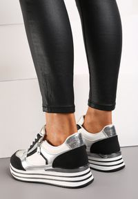 Born2be - Czarno-Białe Sneakersy na Platformie Ozdobione Brokatem i Suwakiem Heliaza. Nosek buta: okrągły. Zapięcie: sznurówki. Kolor: czarny. Materiał: materiał. Wzór: aplikacja. Obcas: na platformie. Wysokość obcasa: niski #4