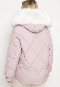Born2be - Różowa Pikowana Kurtka z Kapturem i Grubym Futrzanym Obszyciem z Możliwością Odpięcia Izarida. Typ kołnierza: kaptur. Kolor: różowy. Materiał: futro. Długość rękawa: długi rękaw. Długość: długie. Styl: elegancki, klasyczny #5