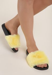 Renee - Żółte Klapki Aphitti. Nosek buta: otwarty. Kolor: żółty. Materiał: guma, jeans, materiał, futro. Sezon: lato. Styl: klasyczny #1