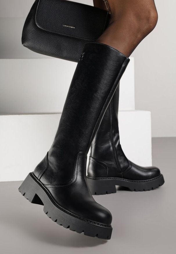 Renee - Czarne Kozaki VICES na Platformie z Tłoczonym Zdobieniem przy Cholewce Uniresa. Okazja: na imprezę. Wysokość cholewki: przed kolano. Kolor: czarny. Materiał: jeans, koronka. Szerokość cholewki: normalna. Wzór: aplikacja. Obcas: na platformie. Styl: elegancki