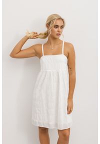 SUKIENKA FELICJA ECRU M - Flawless. Materiał: bawełna, skóra. Długość rękawa: na ramiączkach. Sezon: lato. Typ sukienki: proste. Styl: wakacyjny, boho. Długość: mini