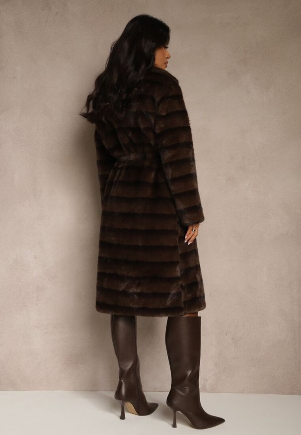 Renee - Brązowy Płaszcz Futerko z Dodatkowym Wiązanym Paskiem Alinella. Okazja: na randkę. Kolor: brązowy. Materiał: futro. Styl: klasyczny, elegancki