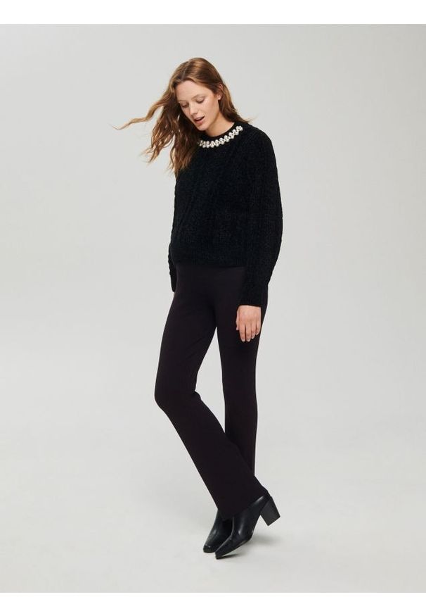 Reserved - Sweter z ozdobnym detalem - czarny. Kolor: czarny. Materiał: dzianina