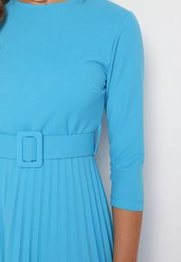 Born2be - Niebieska Sukienka Plisowana z Paskiem Gonge. Okazja: na co dzień, na imprezę. Kolor: niebieski. Typ sukienki: proste, dopasowane. Styl: klasyczny, casual, elegancki #3