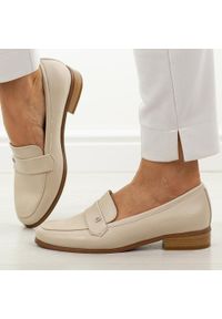 POTOCKI - Beżowe mokasyny damskie Potocki 12786. Okazja: na co dzień, na spotkanie biznesowe. Kolor: beżowy. Materiał: skóra. Szerokość cholewki: normalna. Wzór: aplikacja. Sezon: wiosna, jesień, lato. Obcas: na płaskiej podeszwie. Styl: casual, biznesowy, elegancki, klasyczny #1